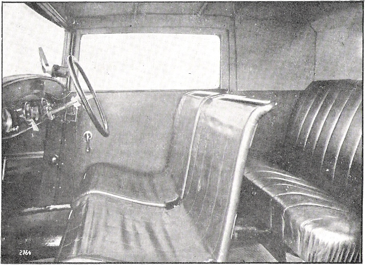 kabriolet 1932 vnitřek.jpg